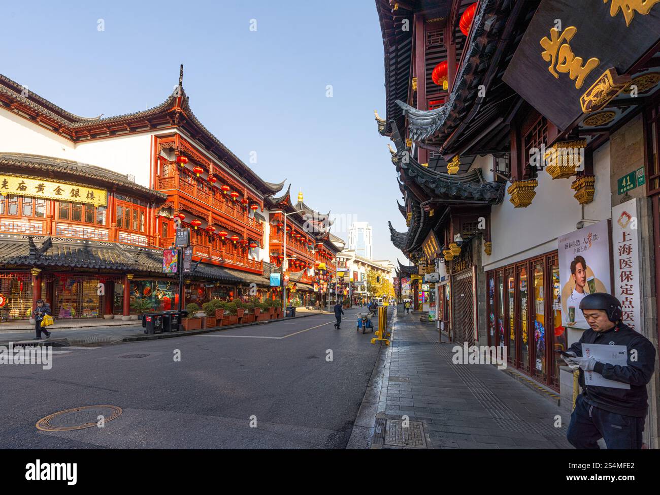 Shanghai, China. Januar 2025. Die charakteristischen alten Gebäude mit Silvesterdekoration auf den Straßen des Yuyuan District im Stadtzentrum Stockfoto