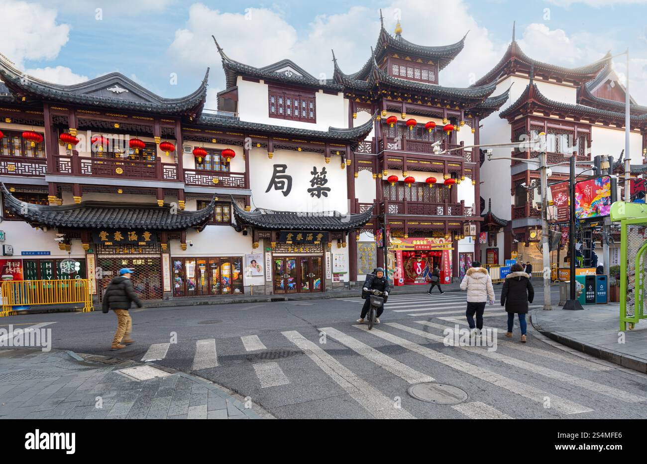 Shanghai, China. Januar 2025. Die charakteristischen alten Gebäude mit Silvesterdekoration auf den Straßen des Yuyuan District im Stadtzentrum Stockfoto