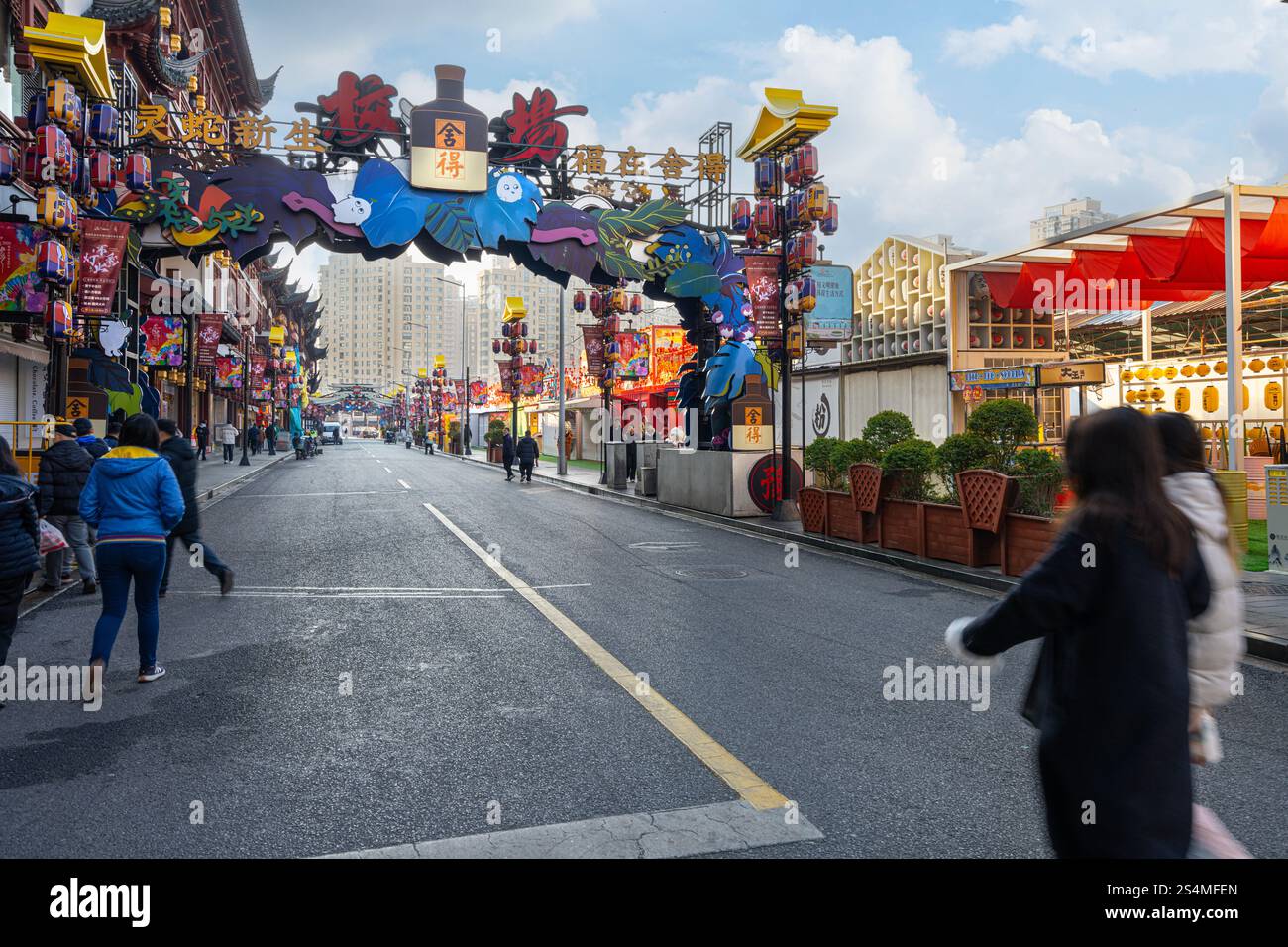 Shanghai, China. Januar 2025. Die charakteristischen alten Gebäude mit Silvesterdekoration auf den Straßen des Yuyuan District im Stadtzentrum Stockfoto