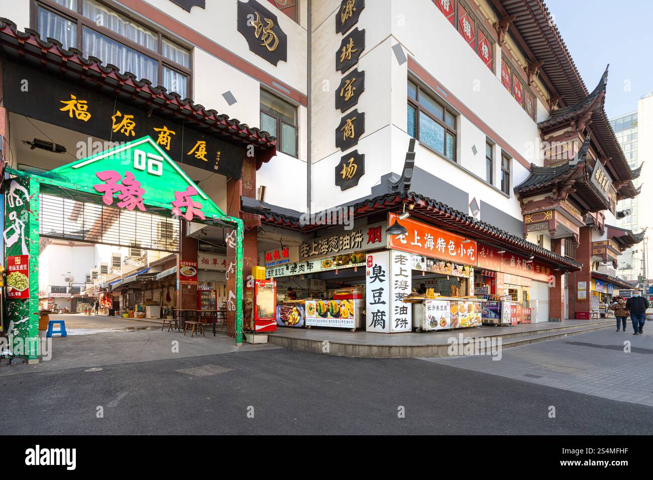 Shanghai, China. Januar 2025. Die charakteristischen alten Gebäude mit Silvesterdekoration auf den Straßen des Yuyuan District im Stadtzentrum Stockfoto