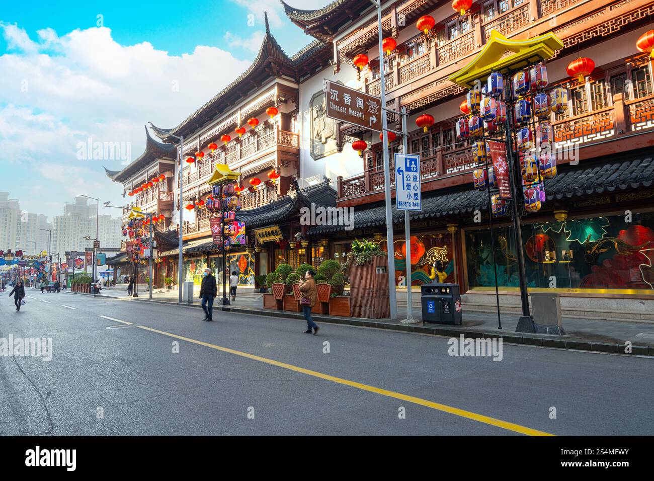Shanghai, China. Januar 2025. Die charakteristischen alten Gebäude mit Silvesterdekoration auf den Straßen des Yuyuan District im Stadtzentrum Stockfoto