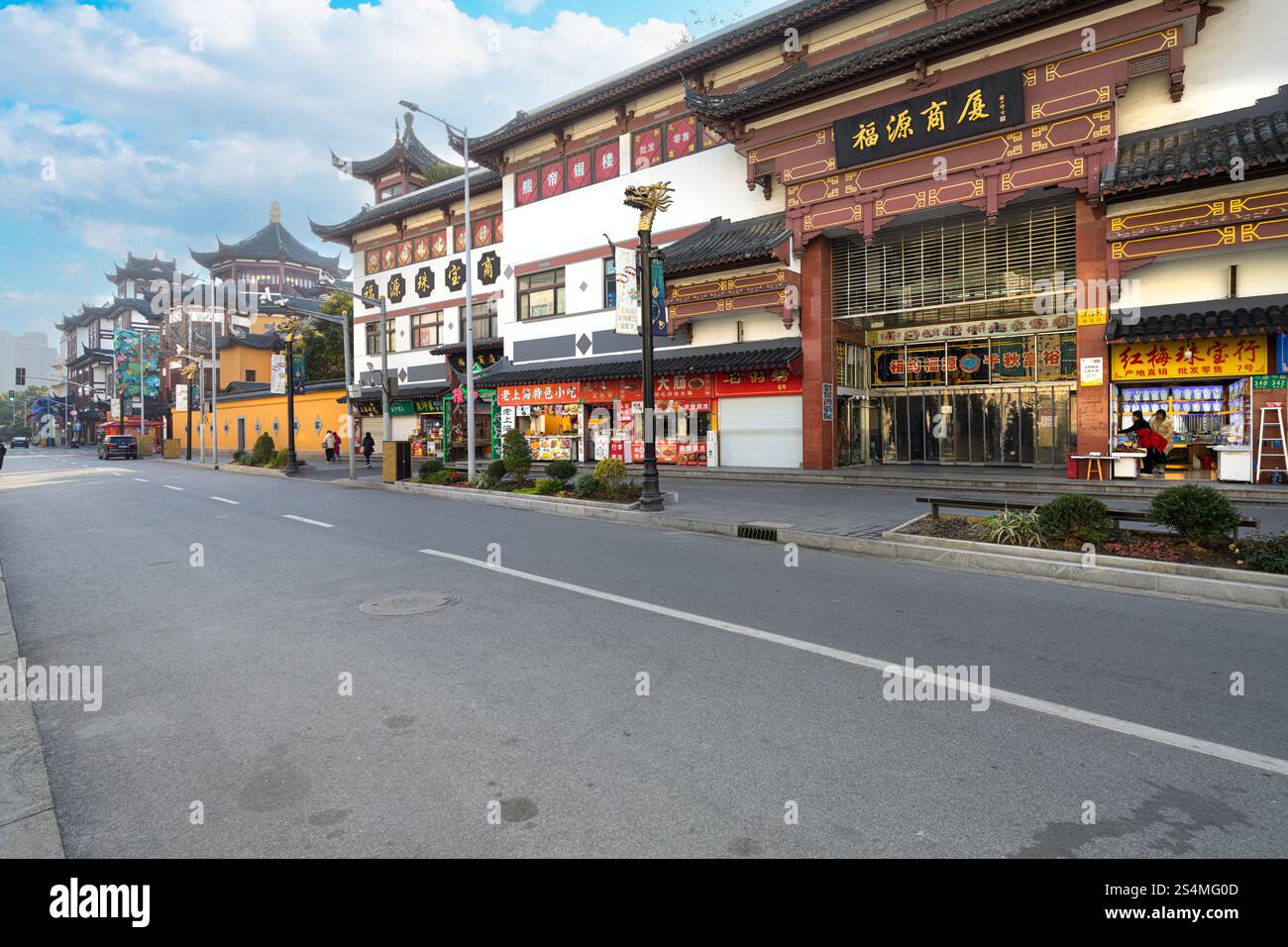 Shanghai, China. Januar 2025. Die charakteristischen alten Gebäude mit Silvesterdekoration auf den Straßen des Yuyuan District im Stadtzentrum Stockfoto