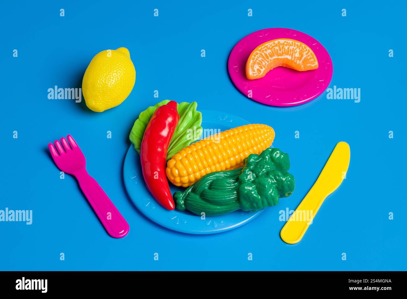 Bunte Plastiknahrung stellt Junk Food-Kultur dar und kritisiert moderne Diättrends Spielzeug repräsentiert ungesunde Essgewohnheiten und die Künstlichkeit von Prozessen Stockfoto