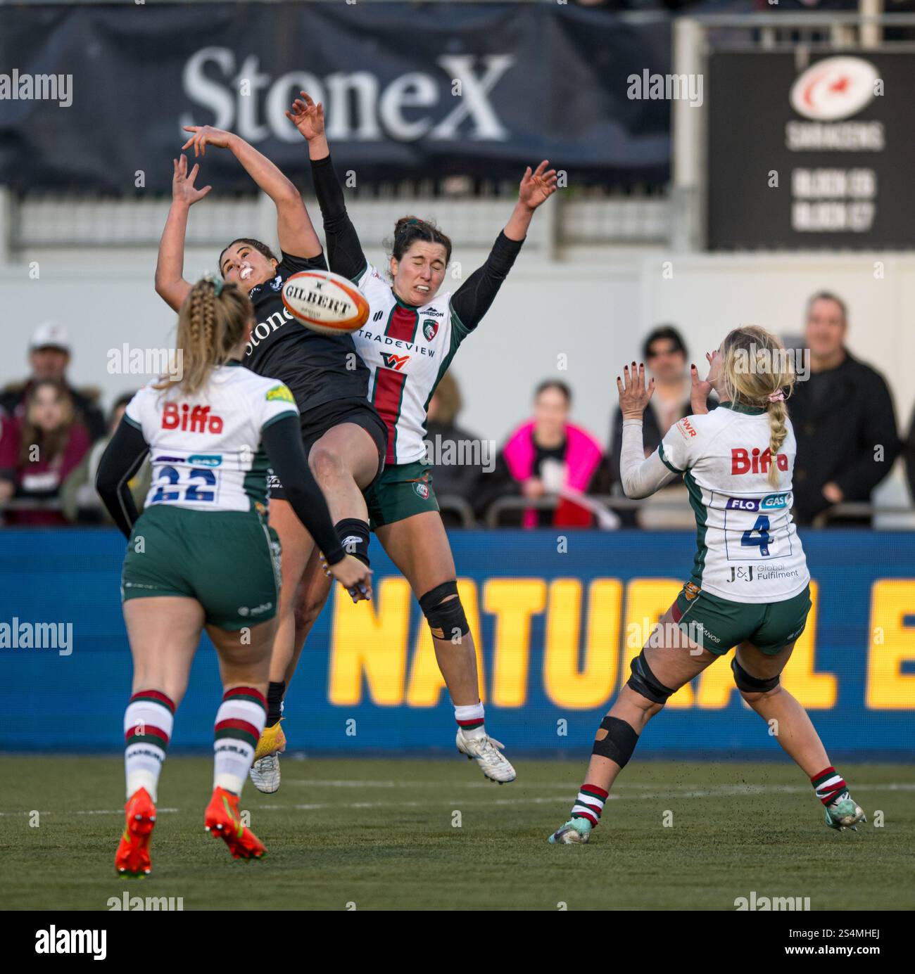 London, Großbritannien. Januar 2025. Die Spieler kämpfen im StoneX Stadium, London, England, am 11. Januar 2025 im Rugby-Spiel der Frauen der Premiership, zwischen Saracens Women und Leicester Tigers Women. Foto von Phil Hutchinson. Nur redaktionelle Verwendung, Lizenz für kommerzielle Nutzung erforderlich. Keine Verwendung bei Wetten, Spielen oder Publikationen eines einzelnen Clubs/einer Liga/eines Spielers. Quelle: UK Sports Pics Ltd/Alamy Live News Stockfoto