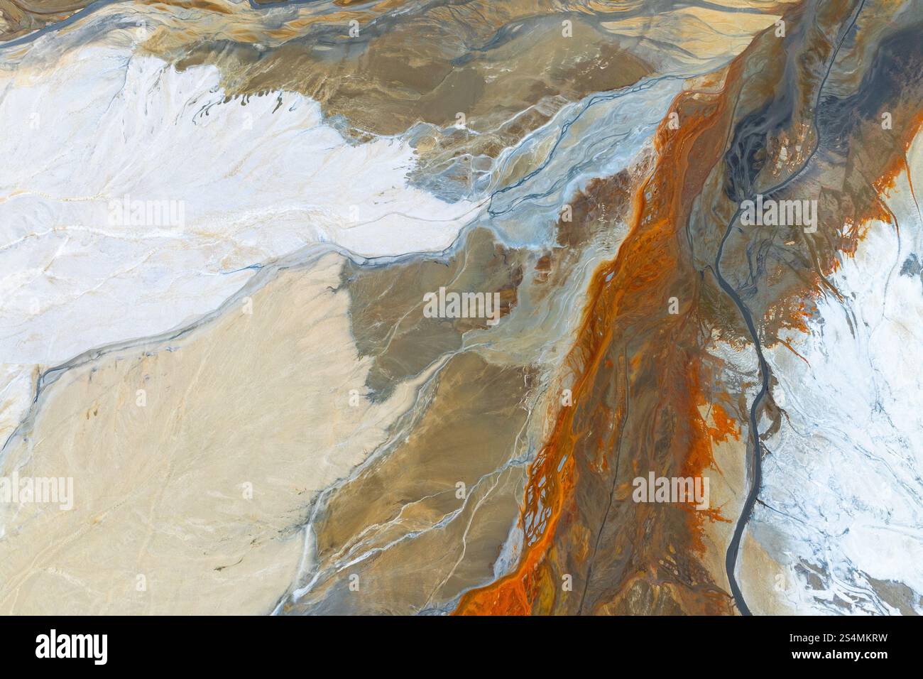 Eine lebendige abstrakte Komposition in Erdtönen mit fließenden Mustern, die an natürliche Landschaften erinnern. Das Zusammenspiel von Farben und Texturen schafft einen Dynami Stockfoto