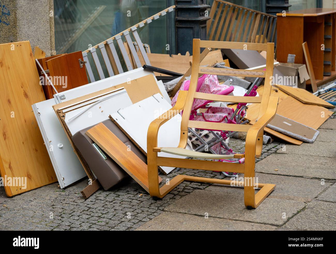 Sperrmüll für Recycling auf der Straße, Haushaltsräumung, Service Stockfoto