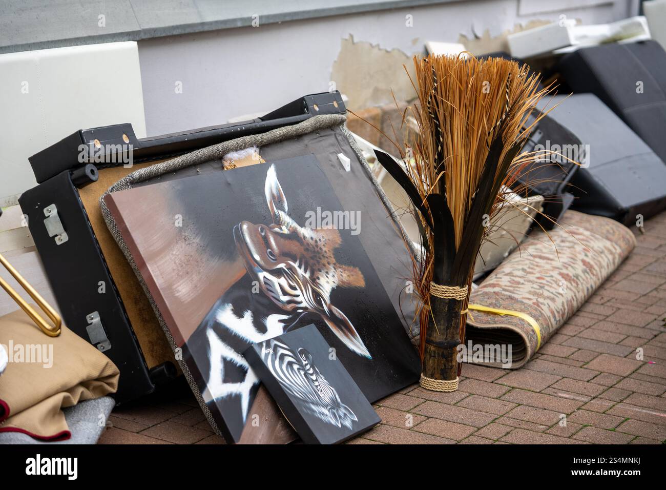 Sperrmüll für Recycling auf der Straße, Haushaltsräumung, Service Stockfoto