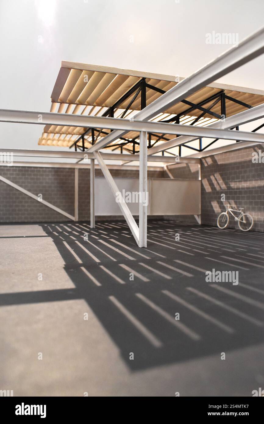 Architekturmodell eines modernen Bauwerks mit interessanten Schatten Stockfoto