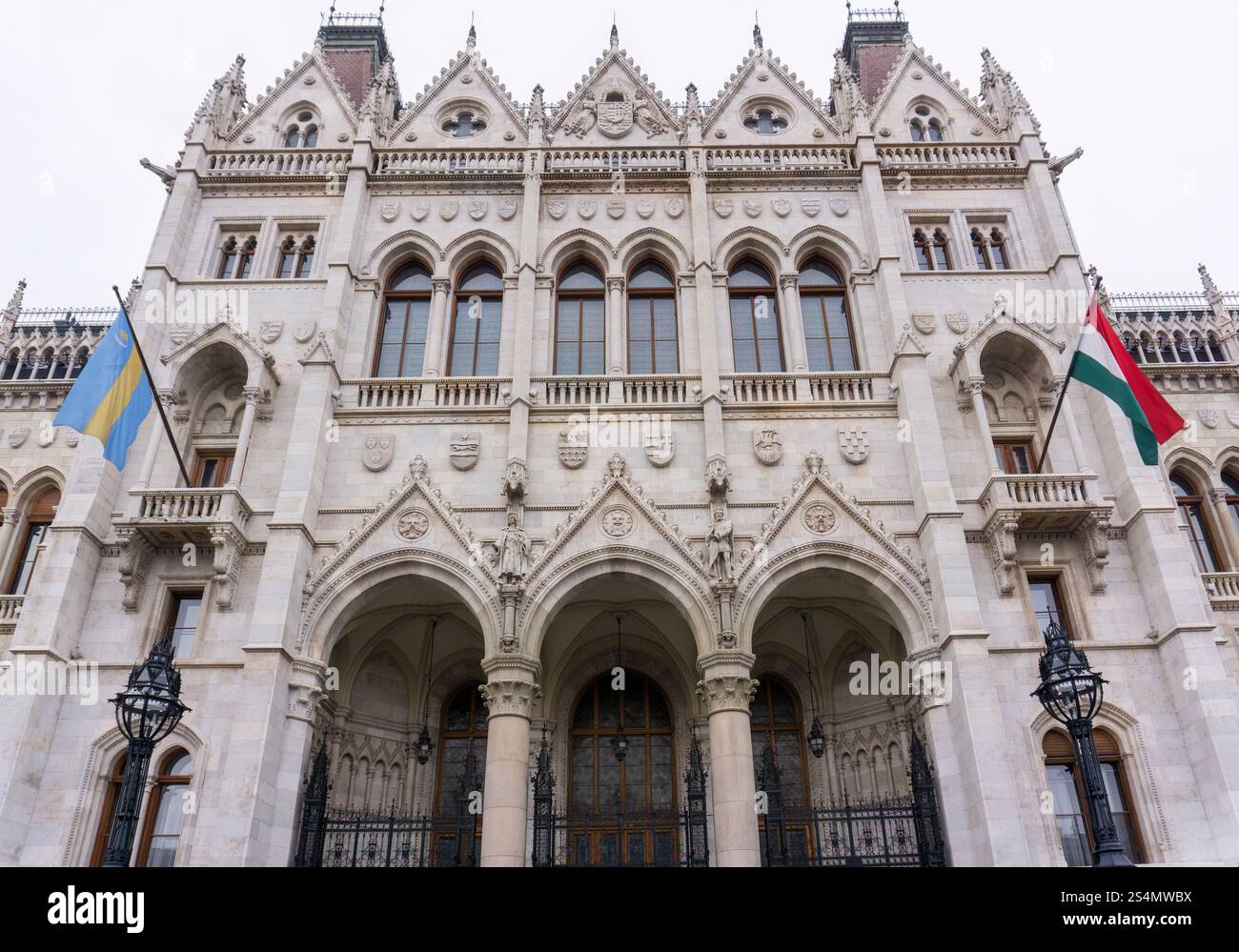 Flaggen auf dem Gebäude des ungarischen Parlaments im neogotischen Stil Stockfoto