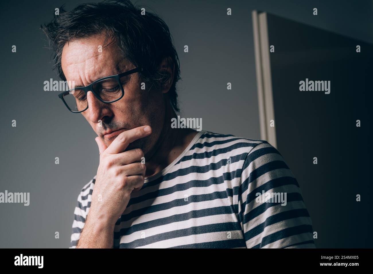 Betrunkener Mann, beschäftigt und tief in Gedanken vertieft, selektiver Fokus Stockfoto