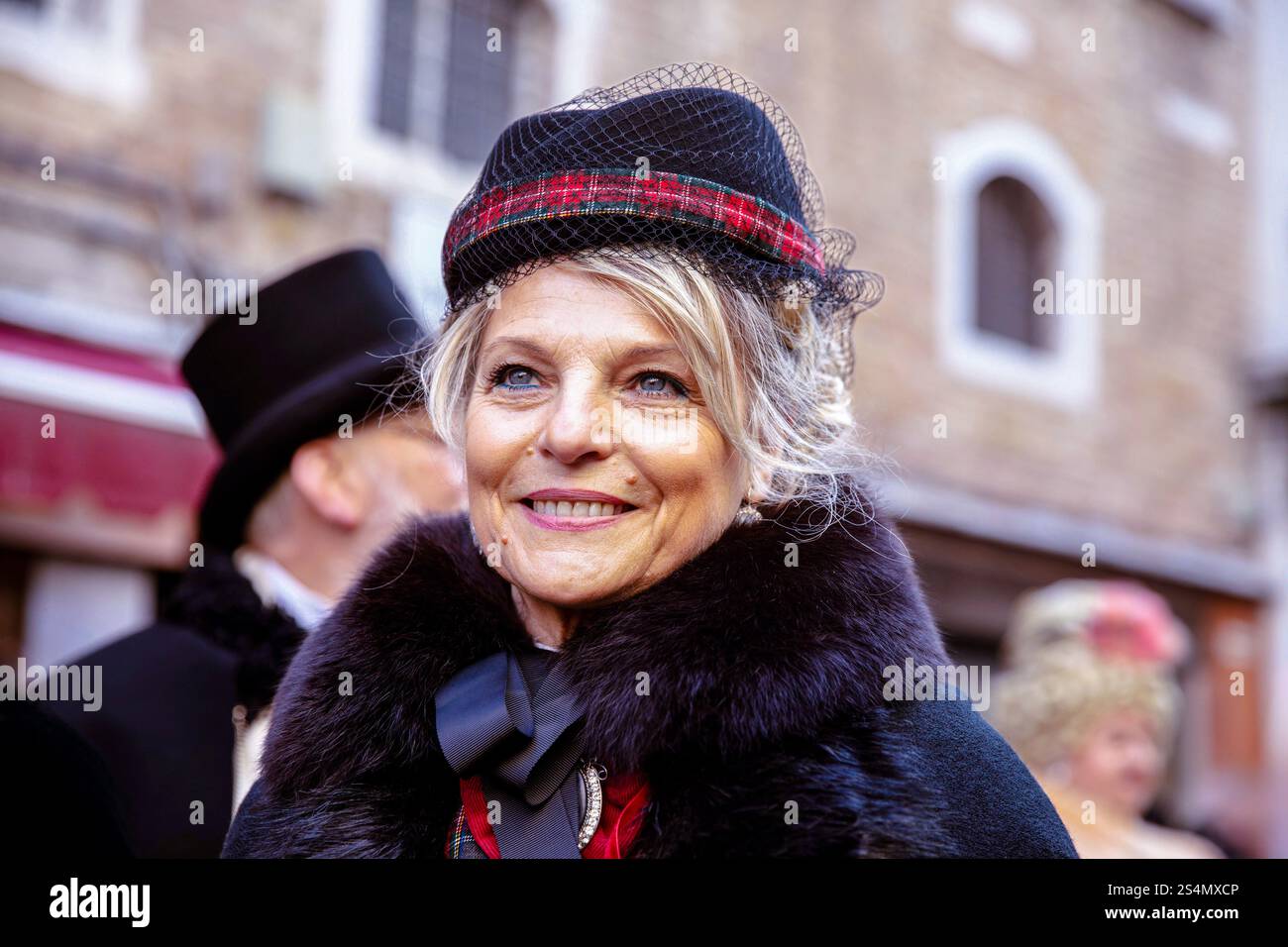 Ältere weiße Frau in Vintage-Hut bei Outdoor-Events Stockfoto
