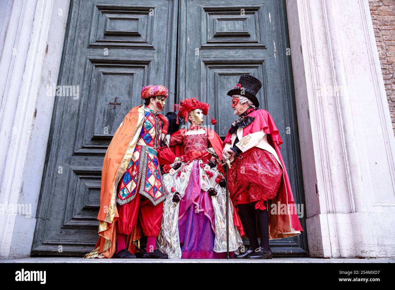 Venezianischer Karneval: Farbenfrohe Kostüme und Masken werden bei ihm ausgestellt Stockfoto