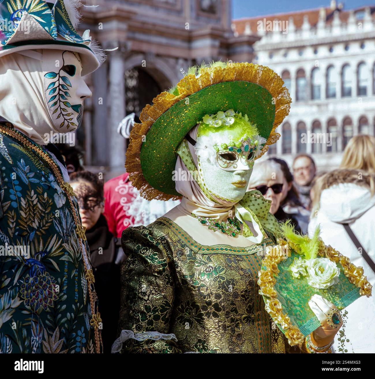 Venezianischer Karneval: Aufwendige Kostüme und komplizierte Masken in St. Stockfoto