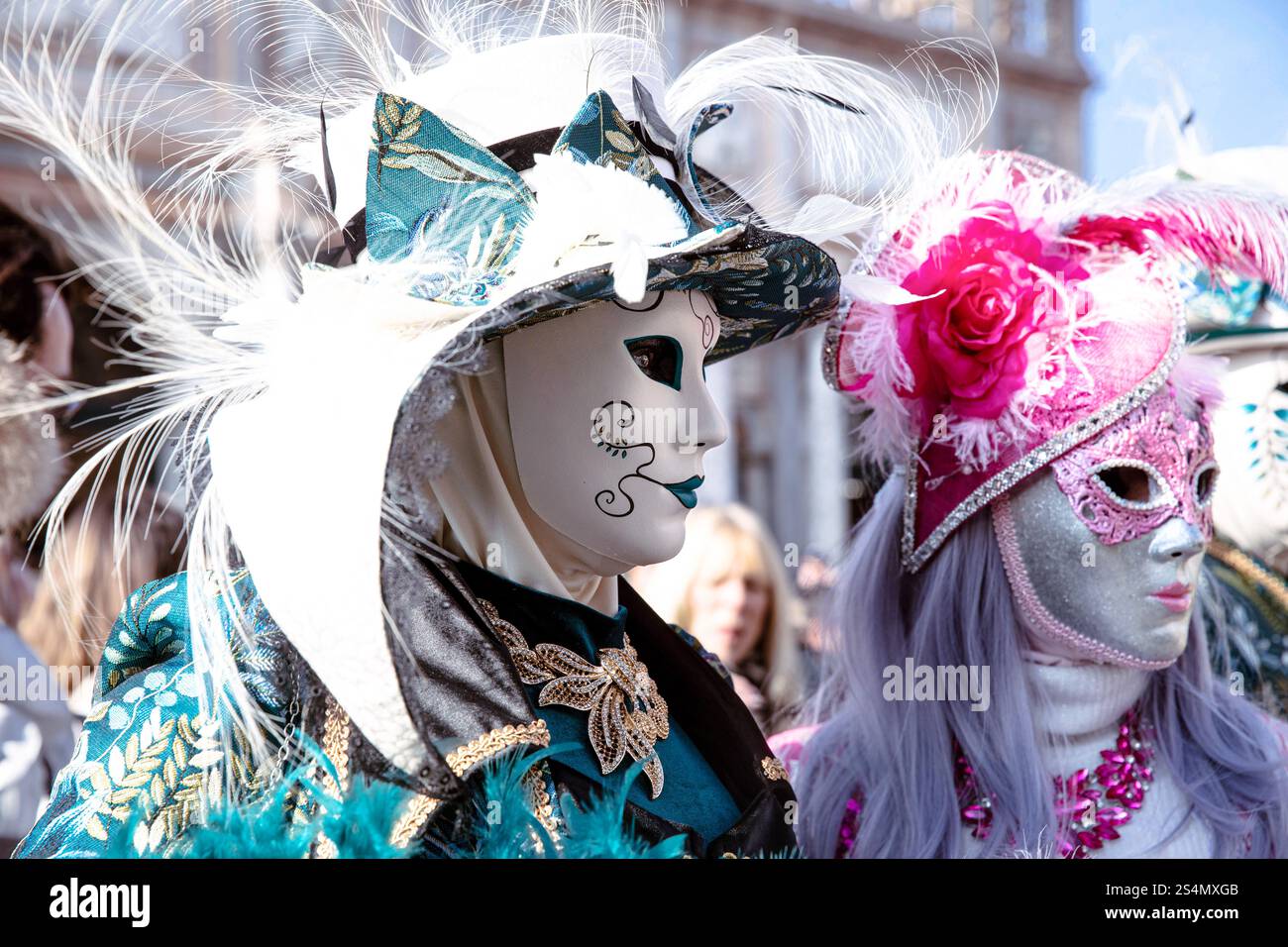 Farbenfrohe venezianische maskierte Parade mit aufwendigen Kostümen und Hüten Stockfoto