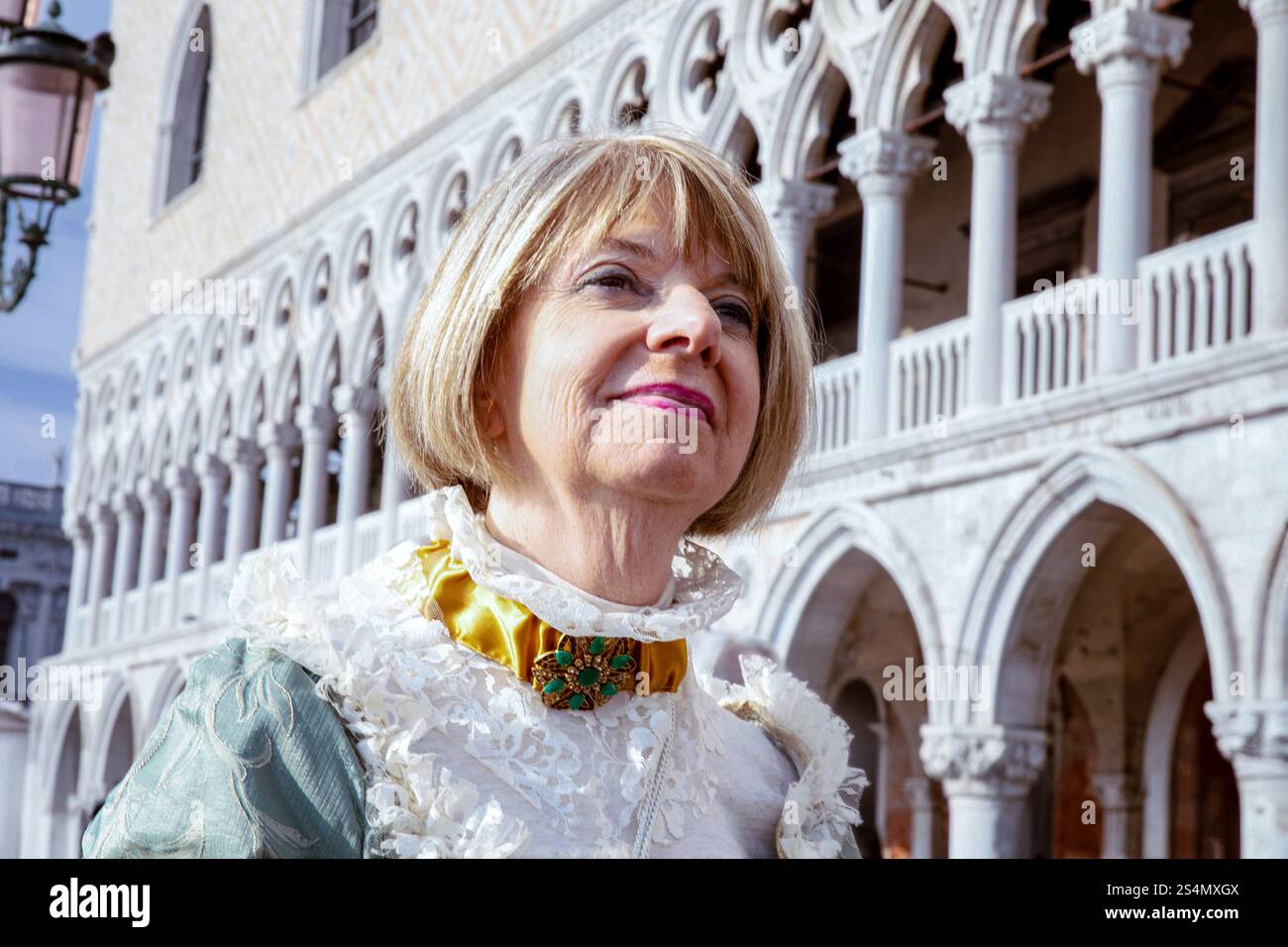 Ältere kaukasische Frau in historischer Tracht in der venezianischen Gotik Stockfoto