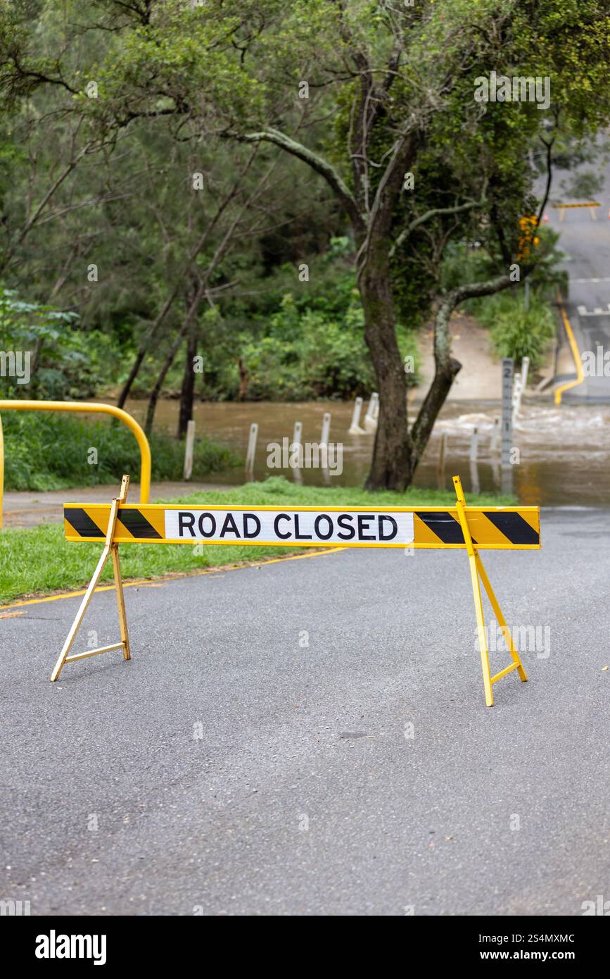 Überflutete Straße mit Road Closed Barricade in Brookfield Brisbane Stockfoto