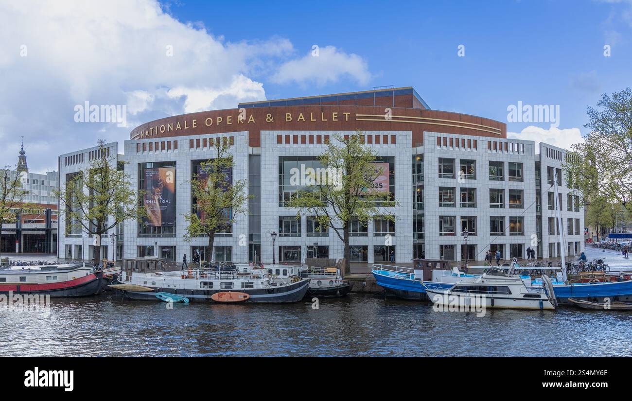 Amsterdam, Niederlande. 23. März 2024. Nationaloper und Ballett Amsterdam goldene Buchstaben auf dem Gebäude. Die Stopera ist das Amsterdamer Gebäude c Stockfoto
