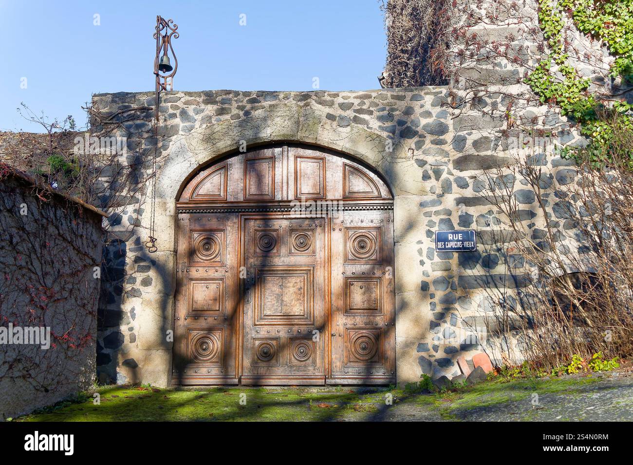 Usson Frankreich. 28. Dezember, 2024 Tor und umliegende Mauer am 28. Dezember 2024 in Usson, Frankreich. Quelle: Gerard Crossay/Alamy Stock Photo Stockfoto