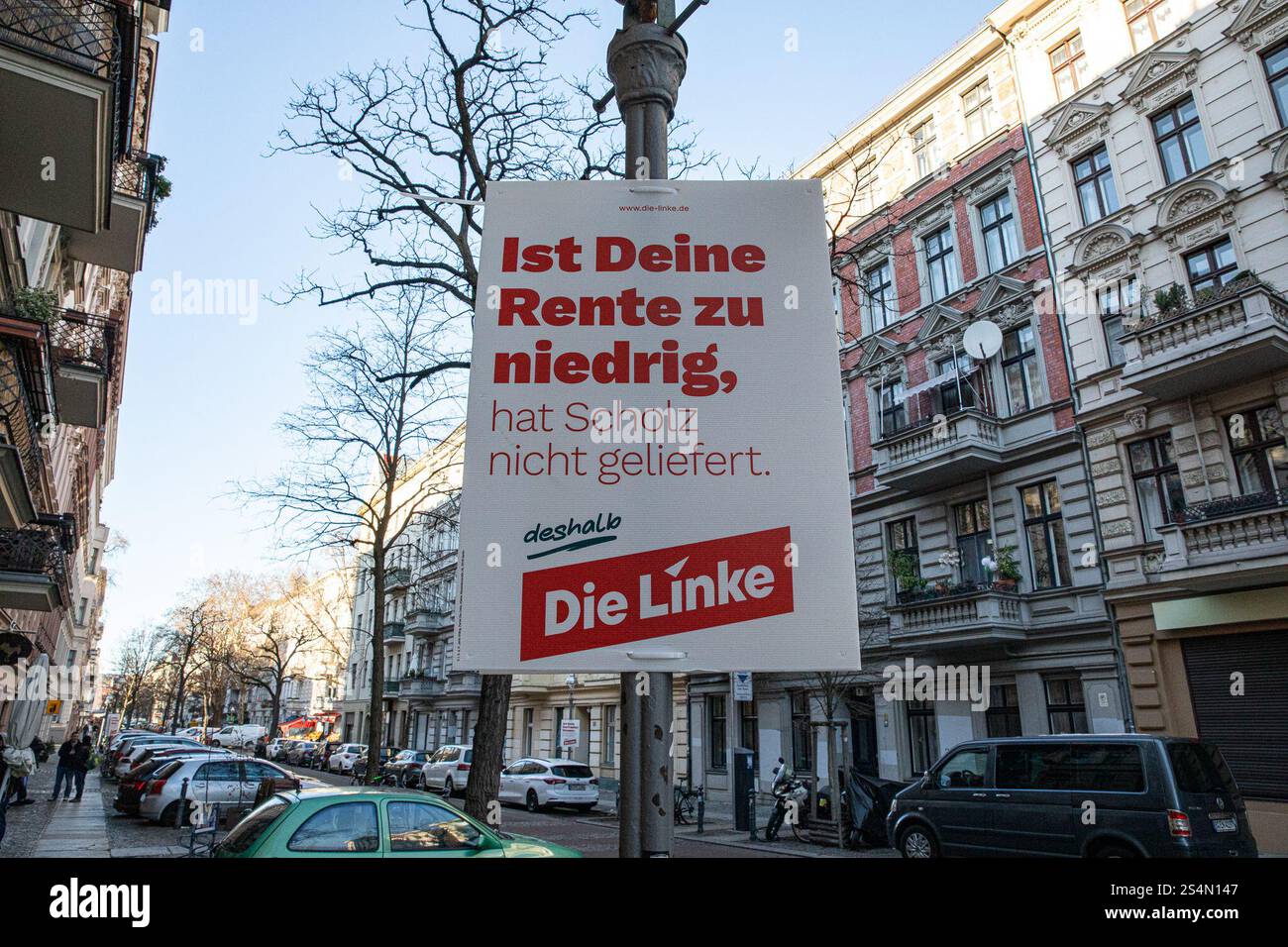 13. Januar 2025, Berlin, Baden-Württemberg, Deutschland: Mit etwas mehr als einem Monat bis zur 21. Bundestagswahl standen am 13. Januar 2025 politische Wahlkampfplakate auf den Straßen Berlins im Mittelpunkt. In Charlottenburg spiegeln Wahlkampfbilder eine Reihe politischer Botschaften wider, die die Prioritäten jeder großen Partei im Kampf um die Unterstützung der Wähler signalisieren. Bundeskanzler Olaf Scholz, der die SPD vertritt, trägt den Slogan „MEHR FUER DICH“. BESSER Fuer DEUTSCHLAND'' (''mehr für Sie. Besser für Deutschland“). Die Botschaft betont die Ausrichtung seiner Regierung Stockfoto