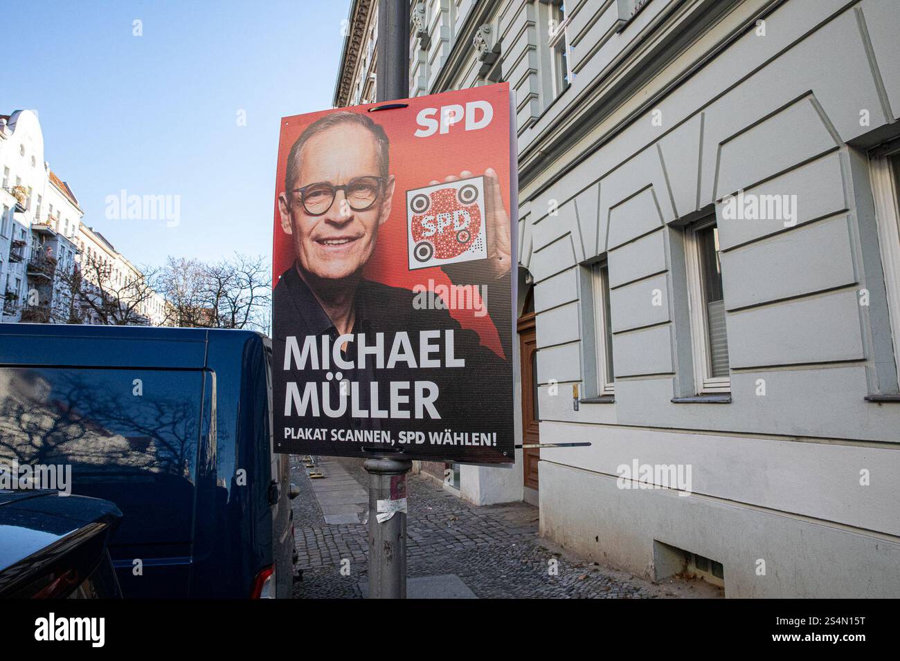 Berlin, Baden-Württemberg, Deutschland. Januar 2025. Mit etwas mehr als einem Monat bis zur 21. Bundestagswahl standen am 13. Januar 2025 politische Wahlkampfplakate auf den Straßen Berlins im Mittelpunkt. In Charlottenburg spiegeln Wahlkampfbilder eine Reihe politischer Botschaften wider, die die Prioritäten jeder großen Partei im Kampf um die Unterstützung der Wähler signalisieren. Bundeskanzler Olaf Scholz, der die SPD vertritt, trägt den Slogan „MEHR FUER DICH“. BESSER Fuer DEUTSCHLAND'' (''mehr für Sie. Besser für Deutschland“). Die Botschaft betont die Ausrichtung seiner Regierung Stockfoto