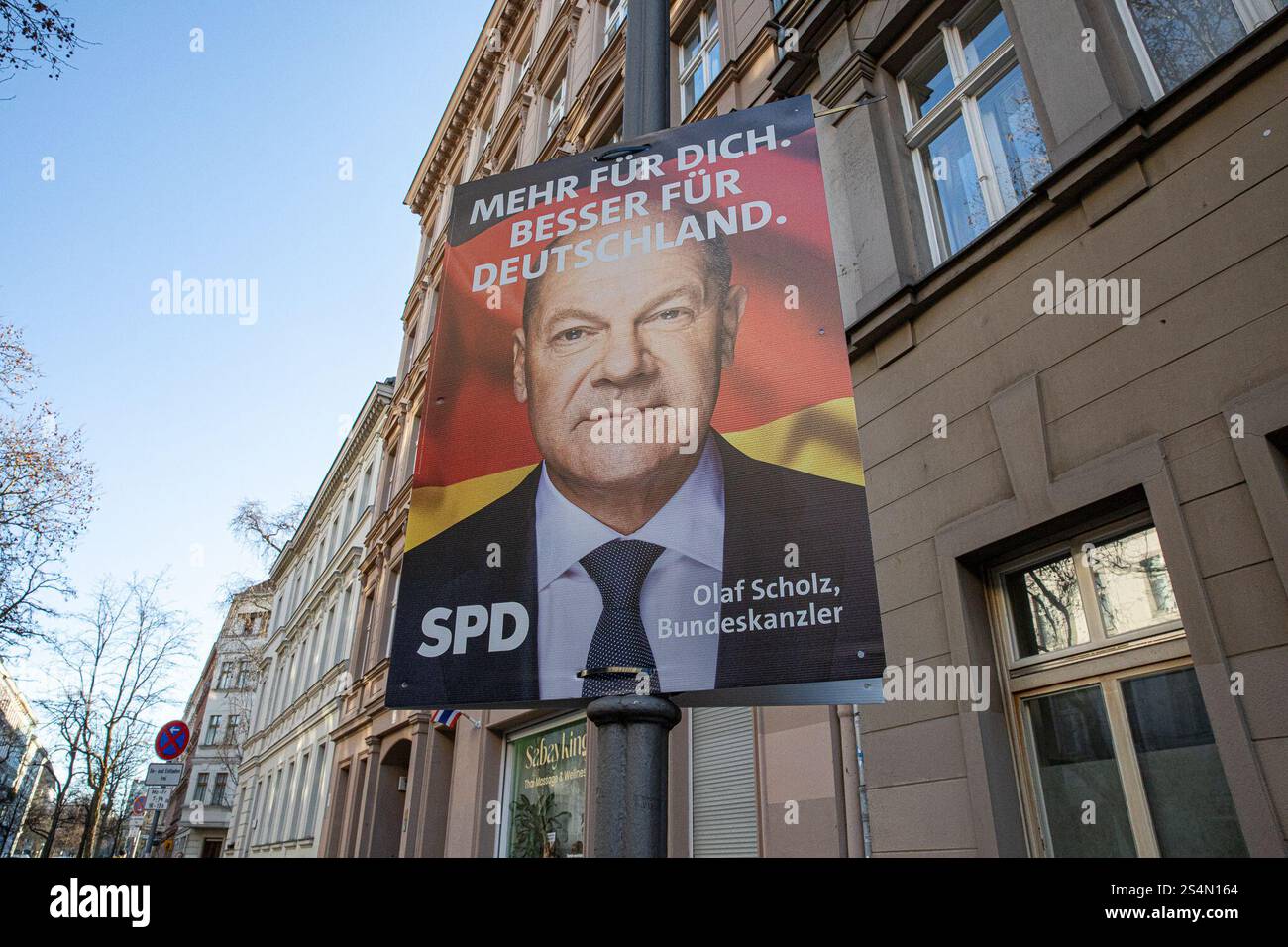 Berlin, Baden-Württemberg, Deutschland. Januar 2025. Mit etwas mehr als einem Monat bis zur 21. Bundestagswahl standen am 13. Januar 2025 politische Wahlkampfplakate auf den Straßen Berlins im Mittelpunkt. In Charlottenburg spiegeln Wahlkampfbilder eine Reihe politischer Botschaften wider, die die Prioritäten jeder großen Partei im Kampf um die Unterstützung der Wähler signalisieren. Bundeskanzler Olaf Scholz, der die SPD vertritt, trägt den Slogan „MEHR FUER DICH“. BESSER Fuer DEUTSCHLAND'' (''mehr für Sie. Besser für Deutschland“). Die Botschaft betont die Ausrichtung seiner Regierung Stockfoto