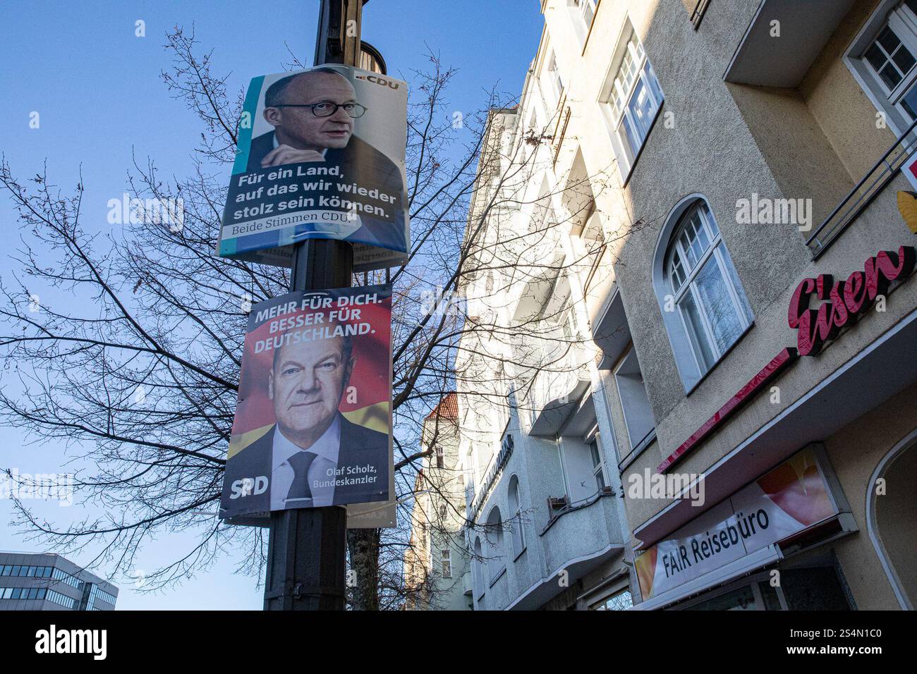 Berlin, Baden-Württemberg, Deutschland. Januar 2025. Mit etwas mehr als einem Monat bis zur 21. Bundestagswahl standen am 13. Januar 2025 politische Wahlkampfplakate auf den Straßen Berlins im Mittelpunkt. In Charlottenburg spiegeln Wahlkampfbilder eine Reihe politischer Botschaften wider, die die Prioritäten jeder großen Partei im Kampf um die Unterstützung der Wähler signalisieren. Bundeskanzler Olaf Scholz, der die SPD vertritt, trägt den Slogan „MEHR FUER DICH“. BESSER Fuer DEUTSCHLAND'' (''mehr für Sie. Besser für Deutschland“). Die Botschaft betont die Ausrichtung seiner Regierung Stockfoto
