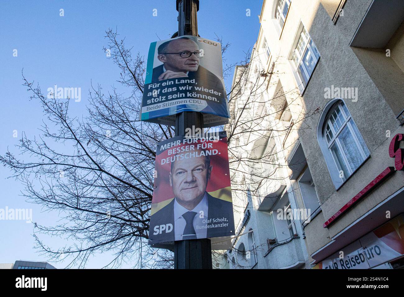 Berlin, Baden-Württemberg, Deutschland. Januar 2025. Mit etwas mehr als einem Monat bis zur 21. Bundestagswahl standen am 13. Januar 2025 politische Wahlkampfplakate auf den Straßen Berlins im Mittelpunkt. In Charlottenburg spiegeln Wahlkampfbilder eine Reihe politischer Botschaften wider, die die Prioritäten jeder großen Partei im Kampf um die Unterstützung der Wähler signalisieren. Bundeskanzler Olaf Scholz, der die SPD vertritt, trägt den Slogan „MEHR FUER DICH“. BESSER Fuer DEUTSCHLAND'' (''mehr für Sie. Besser für Deutschland“). Die Botschaft betont die Ausrichtung seiner Regierung Stockfoto