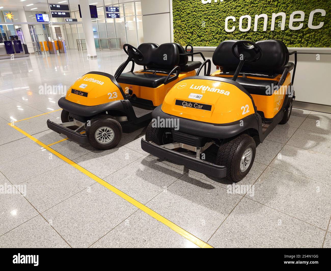 27-12-2024 Internationaler Flughafen München, Deutschland. Elektrische Kinderwagen für Personen mit eingeschränkter Mobilität. Nahaufnahme, keine Leute. Stockfoto
