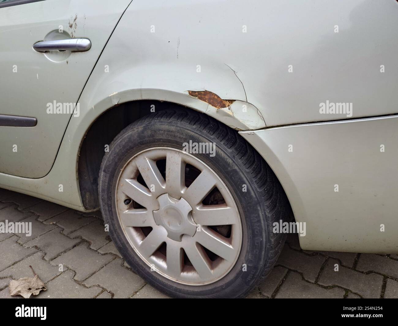 Verbeulter und rostender Radlauf des Autos. Nahaufnahme, keine Leute. Stockfoto