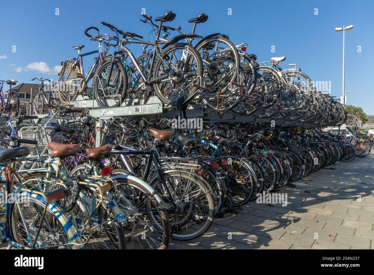 Utrecht, Niederlande. 24. September 2023. Fahrradparkplatz in Utrecht, wo Fahrräder in mehreren Metern Länge übereinander gestapelt sind. Me Stockfoto