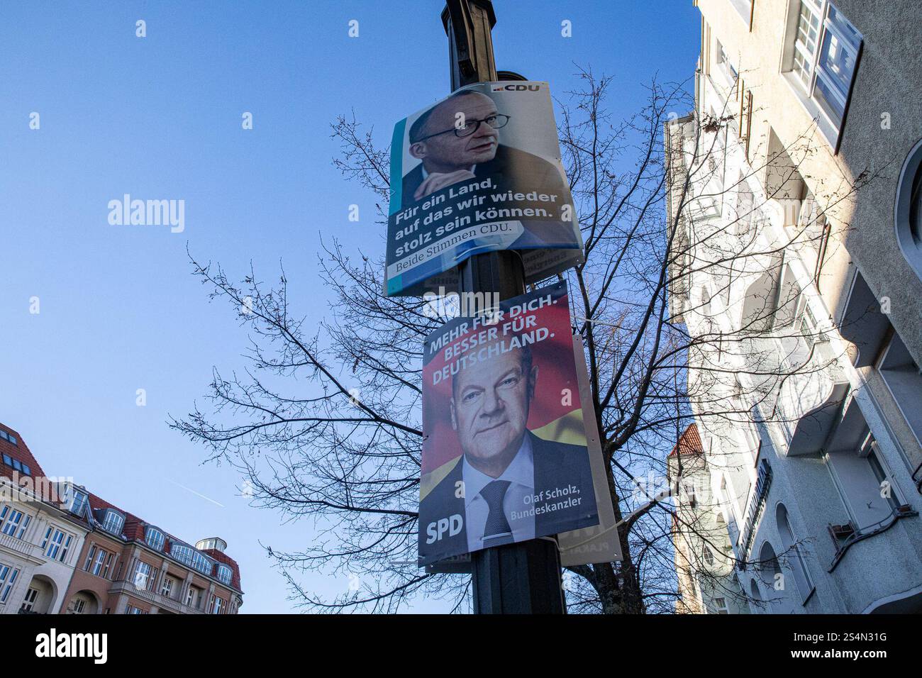 Mit etwas mehr als einem Monat bis zur 21. Bundestagswahl standen am 13. Januar 2025 politische Wahlkampfplakate auf den Straßen Berlins im Mittelpunkt. In Charlottenburg spiegeln Wahlkampfbilder eine Reihe politischer Botschaften wider, die die Prioritäten jeder großen Partei im Kampf um die Unterstützung der Wähler signalisieren. Bundeskanzler Olaf Scholz, der die SPD vertritt, trägt den Slogan „MEHR fuER DICH“. BESSER Fuer DEUTSCHLAND ('mehr für Sie. Besser für Deutschland“). Die Botschaft unterstreicht die Konzentration seiner Regierung auf Sozialfürsorge und Stabilität inmitten wirtschaftlicher Unsicherheit Stockfoto