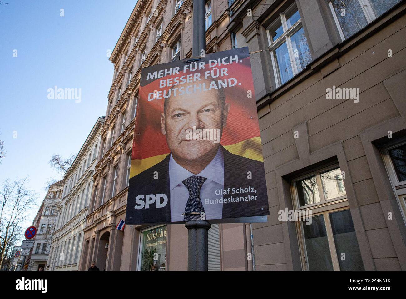 Mit etwas mehr als einem Monat bis zur 21. Bundestagswahl standen am 13. Januar 2025 politische Wahlkampfplakate auf den Straßen Berlins im Mittelpunkt. In Charlottenburg spiegeln Wahlkampfbilder eine Reihe politischer Botschaften wider, die die Prioritäten jeder großen Partei im Kampf um die Unterstützung der Wähler signalisieren. Bundeskanzler Olaf Scholz, der die SPD vertritt, trägt den Slogan „MEHR fuER DICH“. BESSER Fuer DEUTSCHLAND ('mehr für Sie. Besser für Deutschland“). Die Botschaft unterstreicht die Konzentration seiner Regierung auf Sozialfürsorge und Stabilität inmitten wirtschaftlicher Unsicherheit Stockfoto