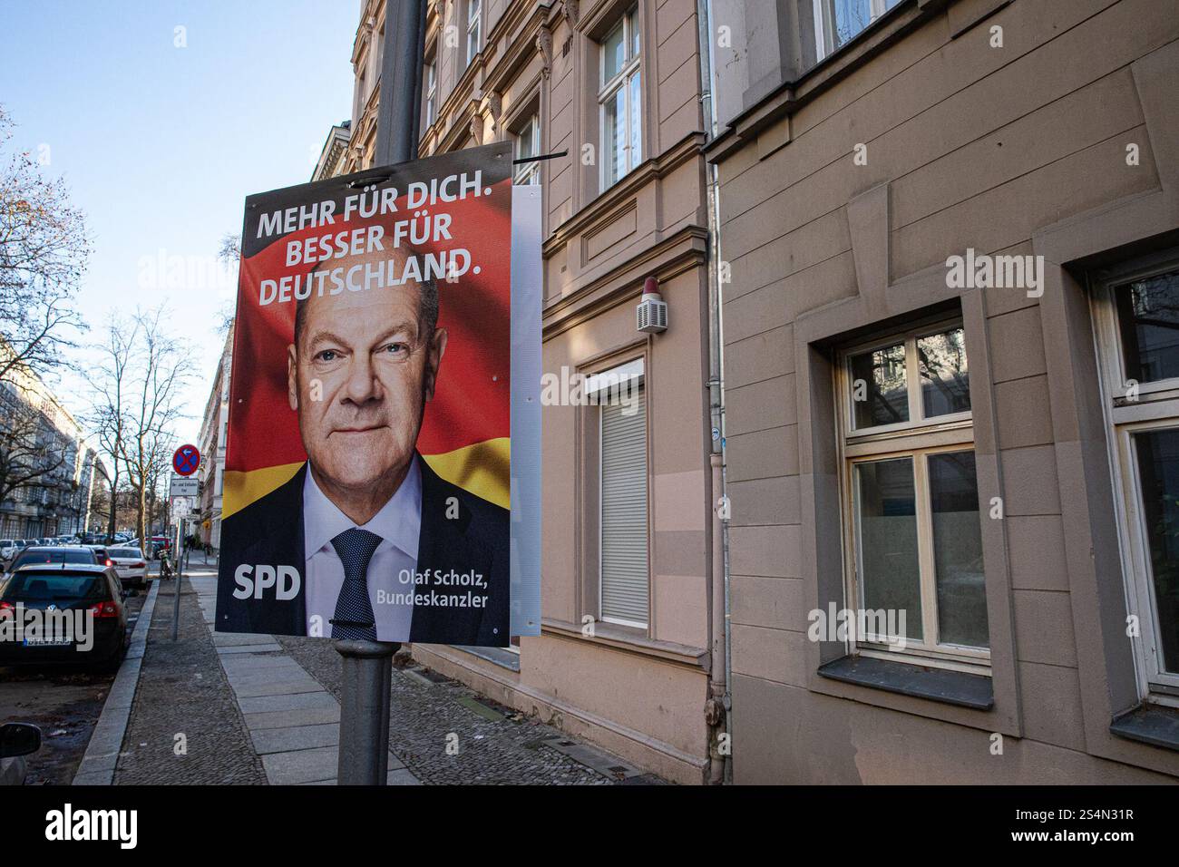 Mit etwas mehr als einem Monat bis zur 21. Bundestagswahl standen am 13. Januar 2025 politische Wahlkampfplakate auf den Straßen Berlins im Mittelpunkt. In Charlottenburg spiegeln Wahlkampfbilder eine Reihe politischer Botschaften wider, die die Prioritäten jeder großen Partei im Kampf um die Unterstützung der Wähler signalisieren. Bundeskanzler Olaf Scholz, der die SPD vertritt, trägt den Slogan „MEHR fuER DICH“. BESSER Fuer DEUTSCHLAND ('mehr für Sie. Besser für Deutschland“). Die Botschaft unterstreicht die Konzentration seiner Regierung auf Sozialfürsorge und Stabilität inmitten wirtschaftlicher Unsicherheit Stockfoto