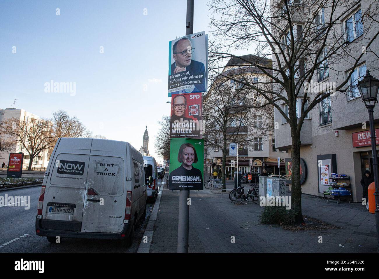 Mit etwas mehr als einem Monat bis zur 21. Bundestagswahl standen am 13. Januar 2025 politische Wahlkampfplakate auf den Straßen Berlins im Mittelpunkt. In Charlottenburg spiegeln Wahlkampfbilder eine Reihe politischer Botschaften wider, die die Prioritäten jeder großen Partei im Kampf um die Unterstützung der Wähler signalisieren. Bundeskanzler Olaf Scholz, der die SPD vertritt, trägt den Slogan „MEHR fuER DICH“. BESSER Fuer DEUTSCHLAND ('mehr für Sie. Besser für Deutschland“). Die Botschaft unterstreicht die Konzentration seiner Regierung auf Sozialfürsorge und Stabilität inmitten wirtschaftlicher Unsicherheit Stockfoto