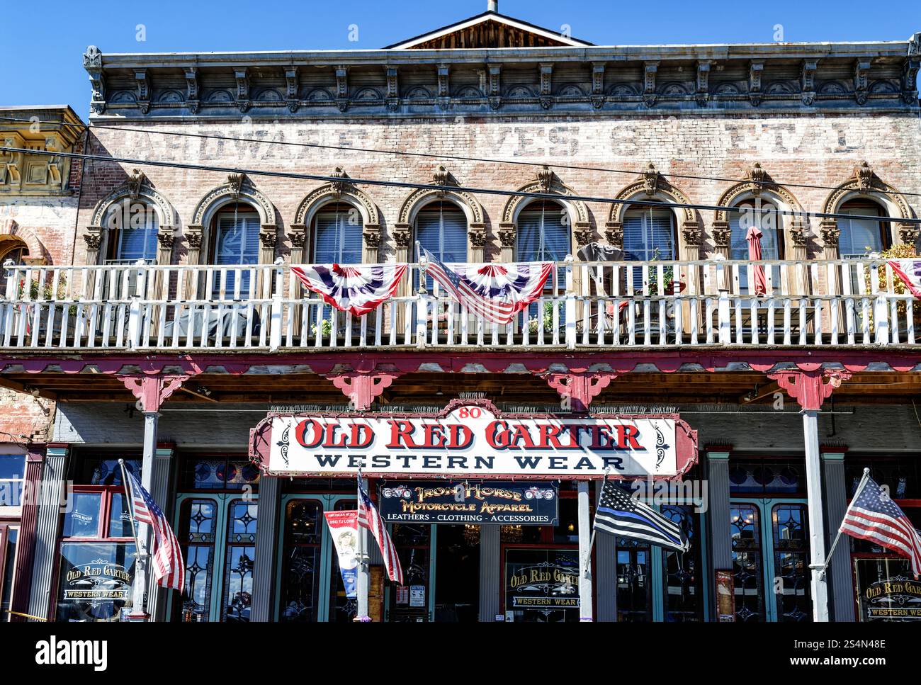 Ehemaliger Eisenwarenladen aus dem Jahr 1876, jetzt Old Red Garter Western Clothes Store C Street im US Historic Landmark District Silver Rush Virginia City, Nevada Stockfoto