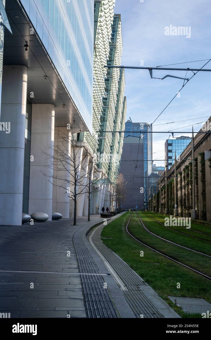 Straßenbahn durch Snow Hill, Birmingham, Großbritannien Stockfoto