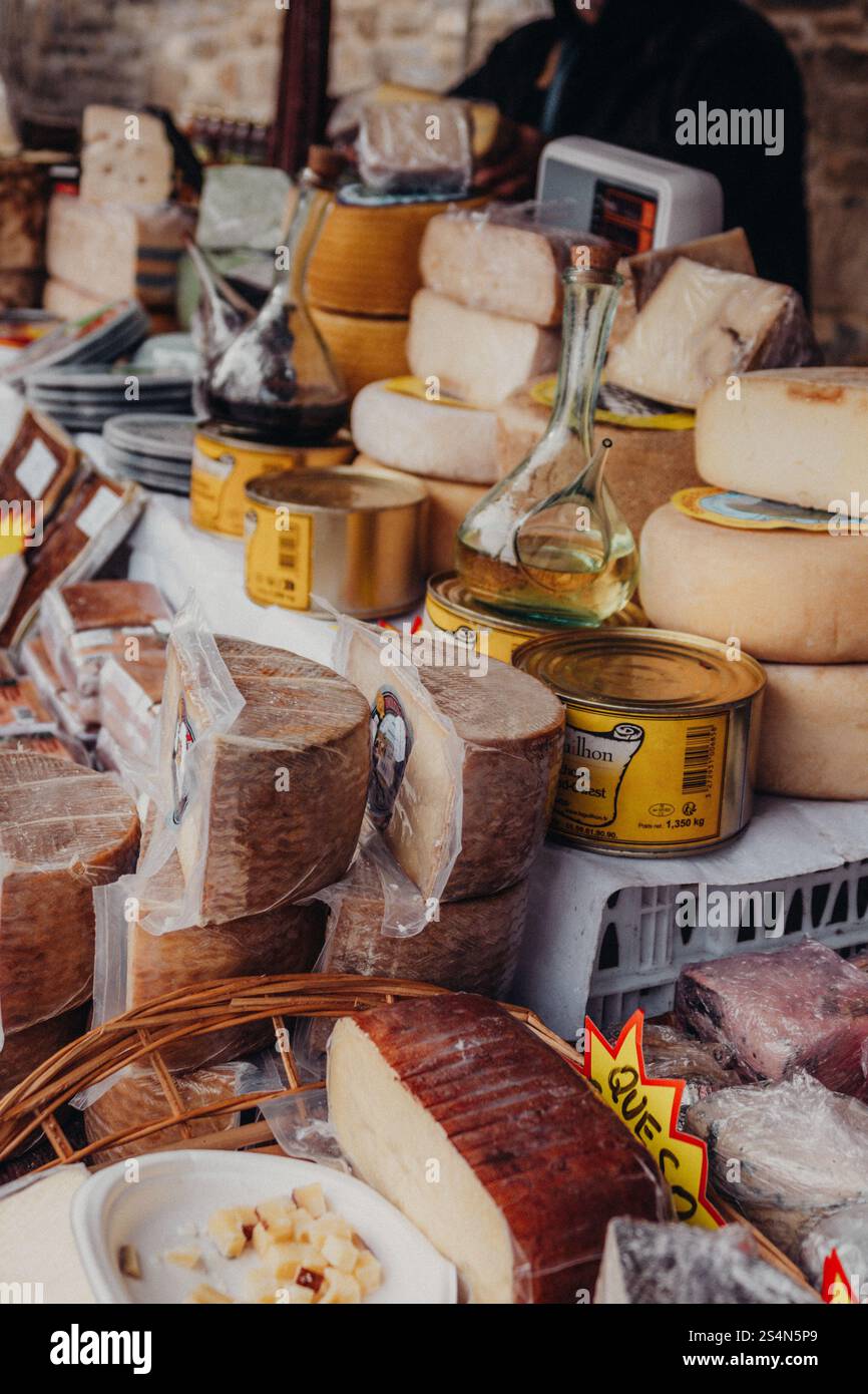 Käseauswahl auf einem lokalen Markt in Biescas, in den spanischen Pyrenäen Stockfoto