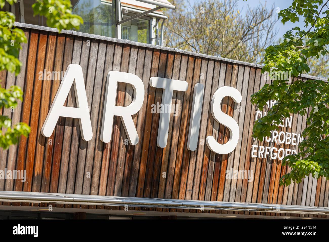 Amsterdam, Niederlande. 13. Mai 2023. Artis Logo-Zeichen. ARTIS Amsterdam Royal Zoo, der historische Zoo im Zentrum von Amsterdam. Stockfoto