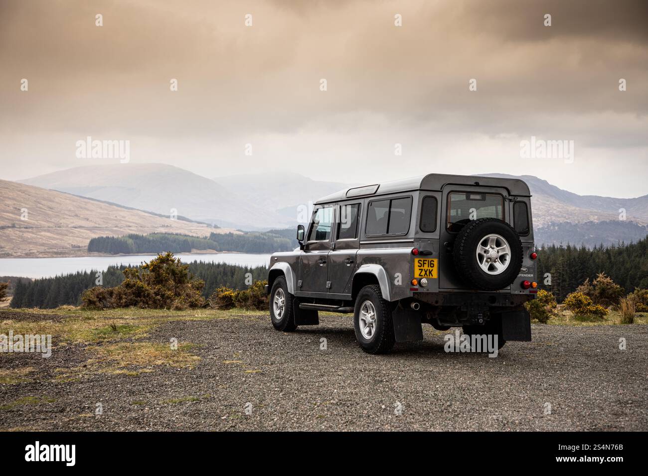 Land Rover Defender 110 in den schottischen Highlands. Stockfoto