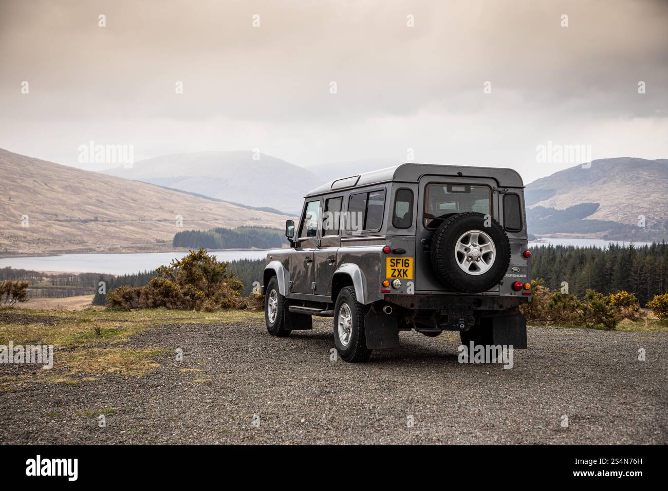 Land Rover Defender 110 in den schottischen Highlands. Stockfoto