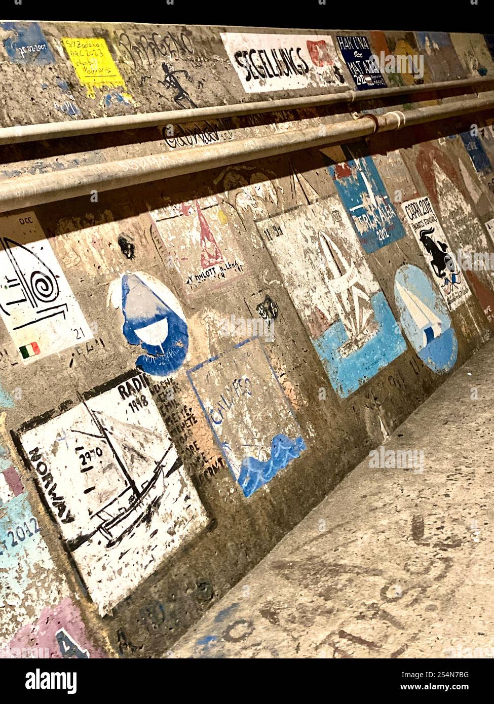 Traditionelle „viel Glück“-Gemälde an den Wänden des Hafens von Madeira, Portugal. - Smartphone-aufgenommenes Stockfoto