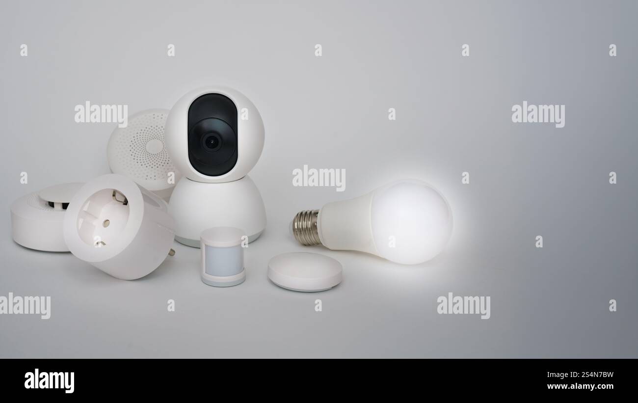 Smart Home Automation Geräte Fernbedienung isoliert auf weißem Hintergrund Stockfoto