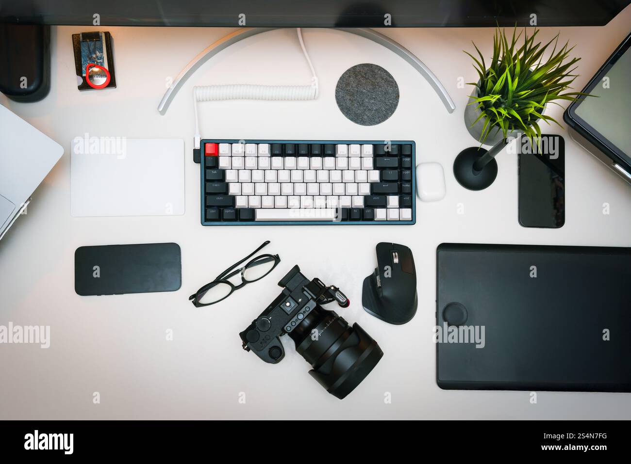 Fotograf Tisch Fotokamera Ausrüstung Grafik Tablet Top View Editor freiberufliches Arbeitsplatzstudio von oben Stockfoto