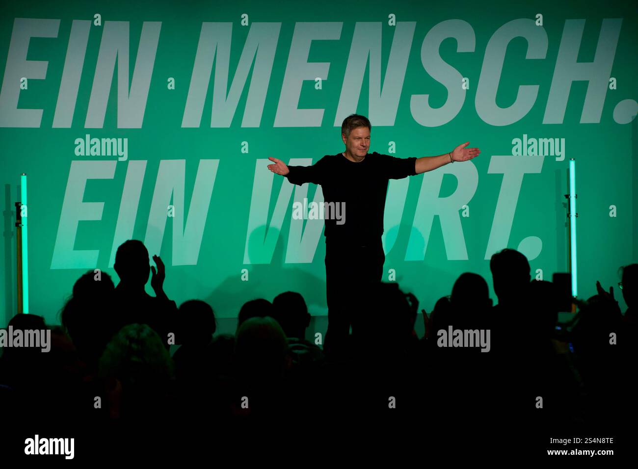 Mainz, Deutschland. Januar 2025. Bundeswirtschaftsminister Robert Habeck (Bündnis 90/die Grünen) steht bei einer Wahlkampagne auf der Bühne. Stockfoto