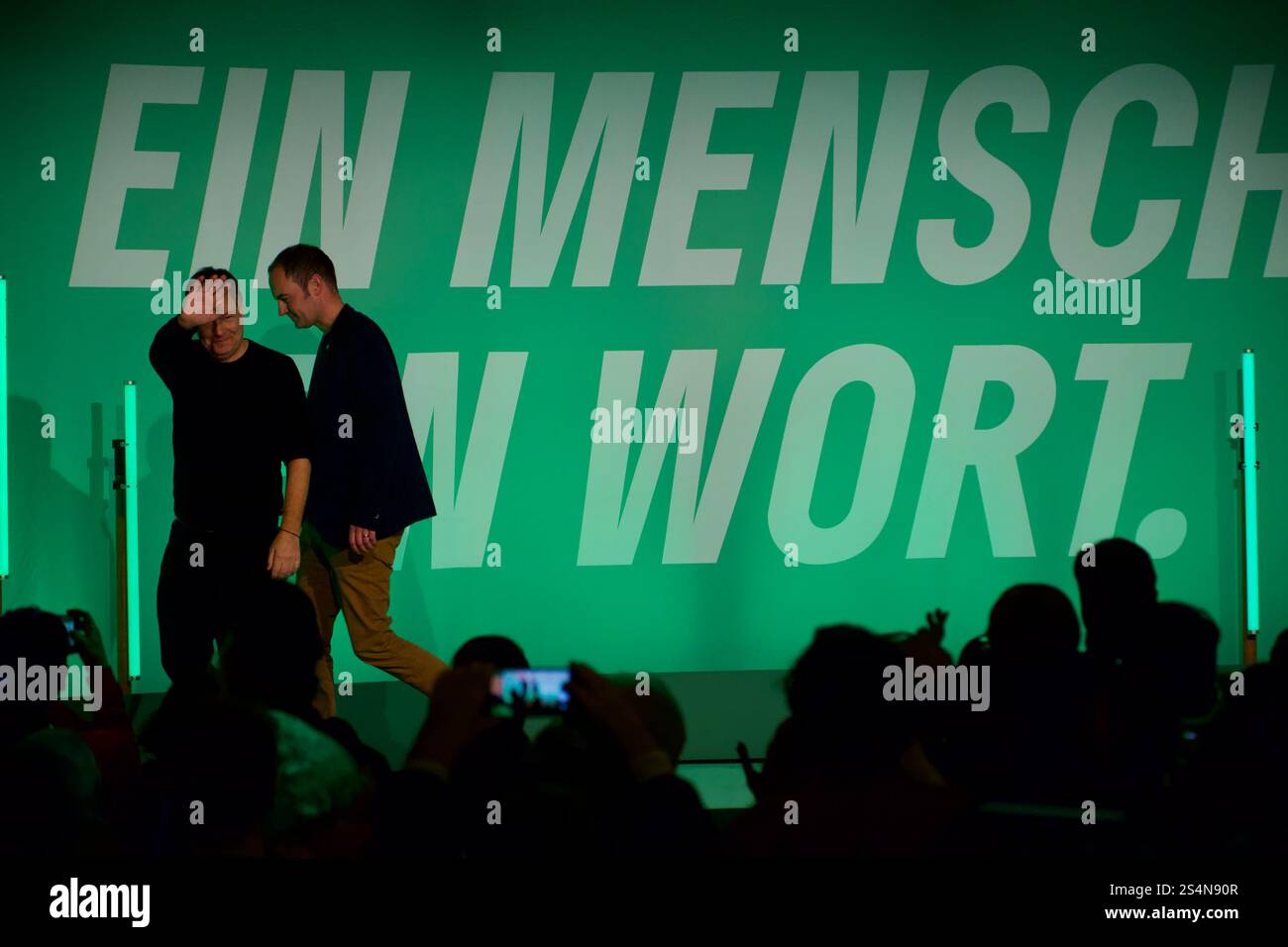 Mainz, Deutschland. Januar 2025. Bundeswirtschaftsminister Robert Habeck (Bündnis 90/die Grünen) steht bei einer Wahlkampagne auf der Bühne. Stockfoto