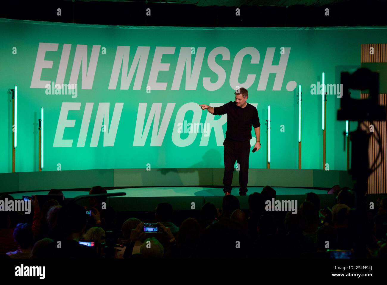 Mainz, Deutschland. Januar 2025. Bundeswirtschaftsminister Robert Habeck (Bündnis 90/die Grünen) steht bei einer Wahlkampagne auf der Bühne. Stockfoto