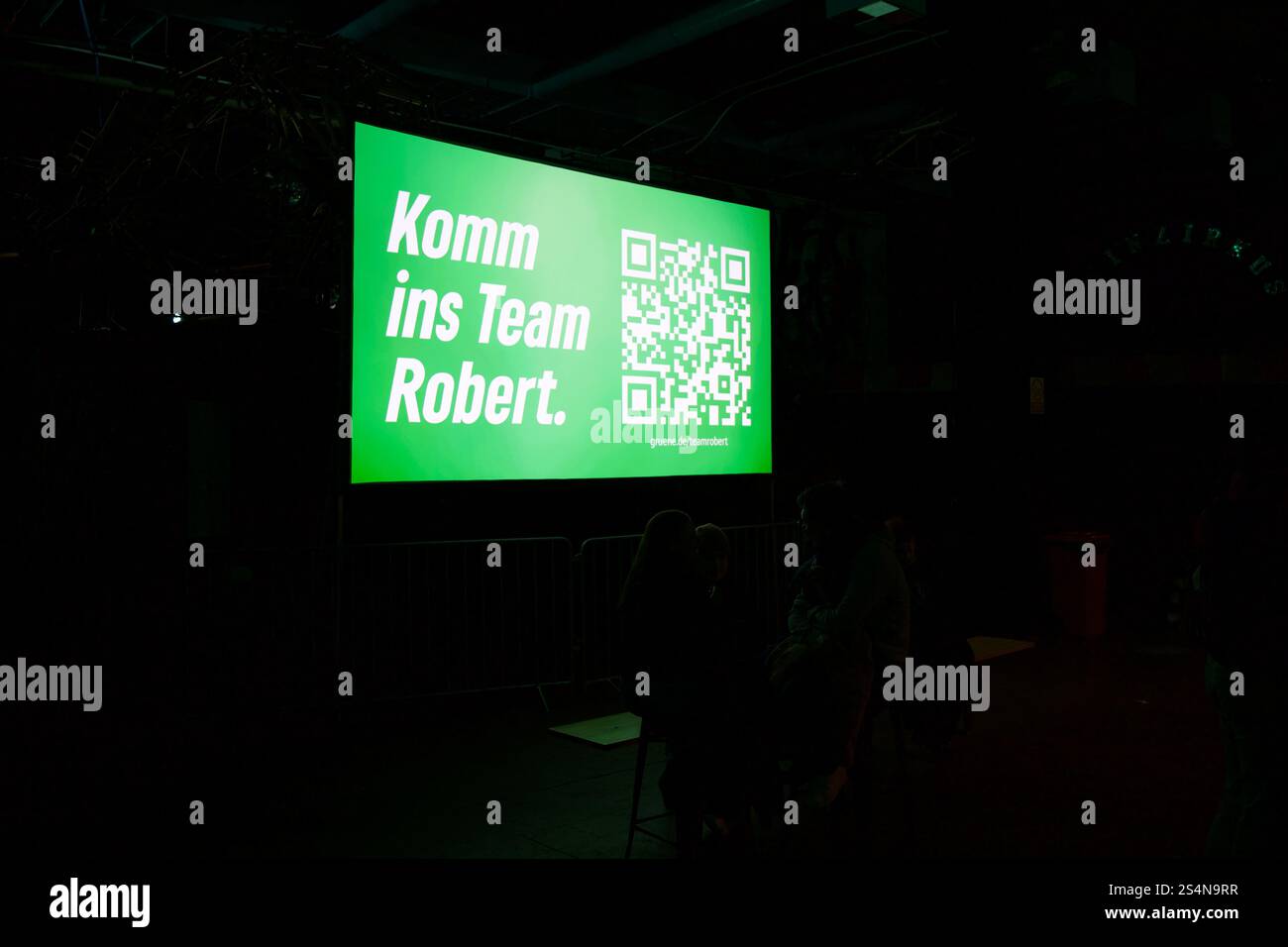 Mainz, Deutschland. Januar 2025. Bundeswirtschaftsminister Robert Habeck (Bündnis 90/die Grünen) steht bei einer Wahlkampagne auf der Bühne. Stockfoto