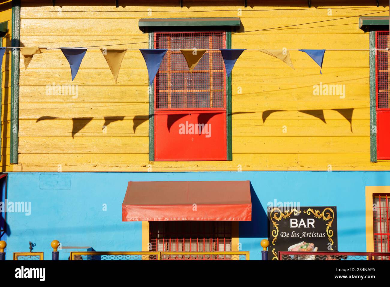Die farbenfrohe Fassade eines Gebäudes in La Boca, Buenos Aires, Argentinien. Stockfoto