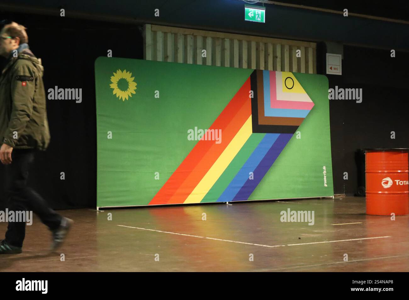 Mainz, Deutschland. Januar 2025. Bundeswirtschaftsminister Robert Habeck (Bündnis 90/die Grünen) steht bei einer Wahlkampagne auf der Bühne. Stockfoto