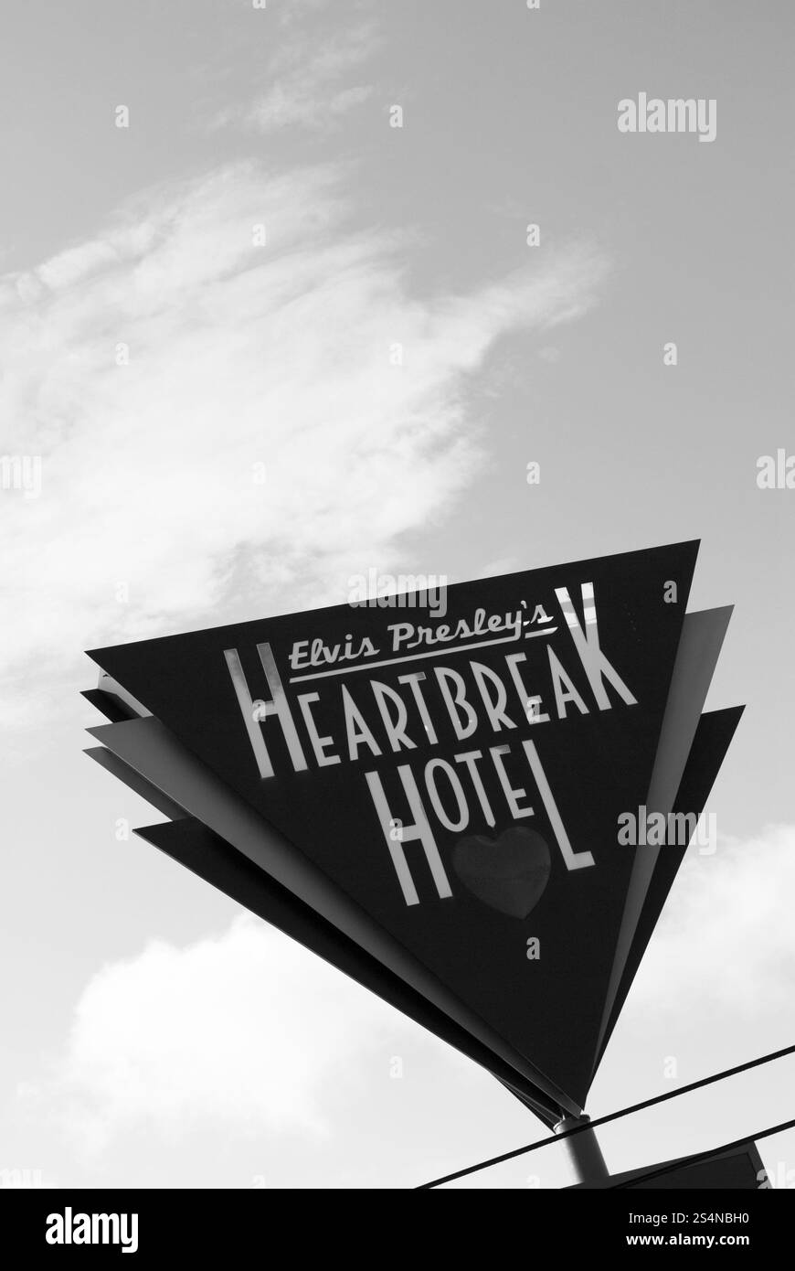 Das ikonische Heartbreak Hotel-Schild in Memphis, Tennessee, USA, mit dem Campingplätze und Unterkünfte in der Nähe von Elvis Presley's Graceland beworben werden. Stockfoto